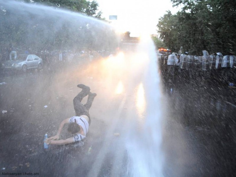 Полиция Армении разогнала акцию протеста, применив силу к демонстрантам и журналистам
