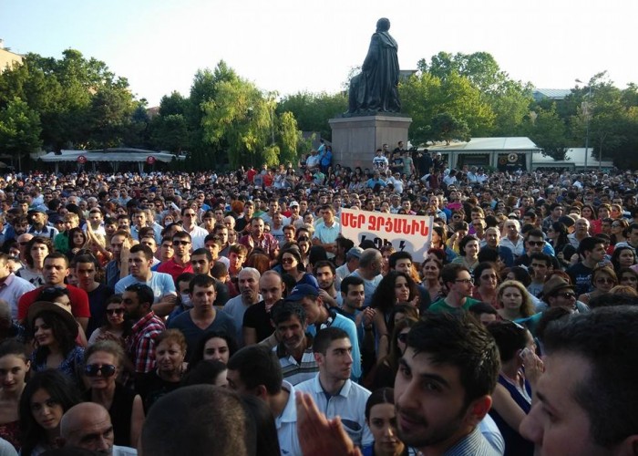 В центре Еревана неспокойно: несколько тысяч протестующих двинулись к резиденции президента