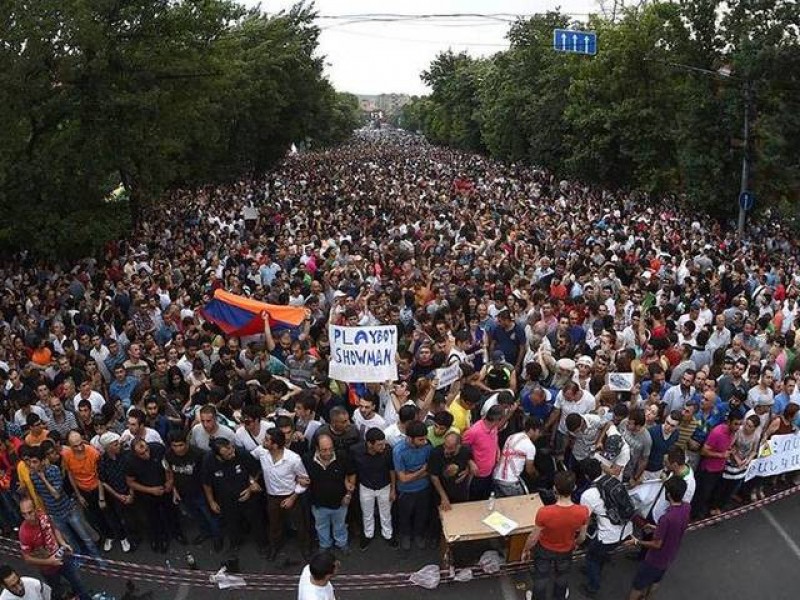 Митингующие в Ереване выдвинули 3 основных требования
