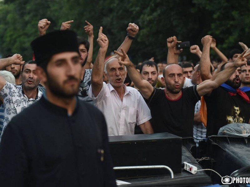 Ереван: лидеры ушли, митингующие остались - ситуация накаляется  