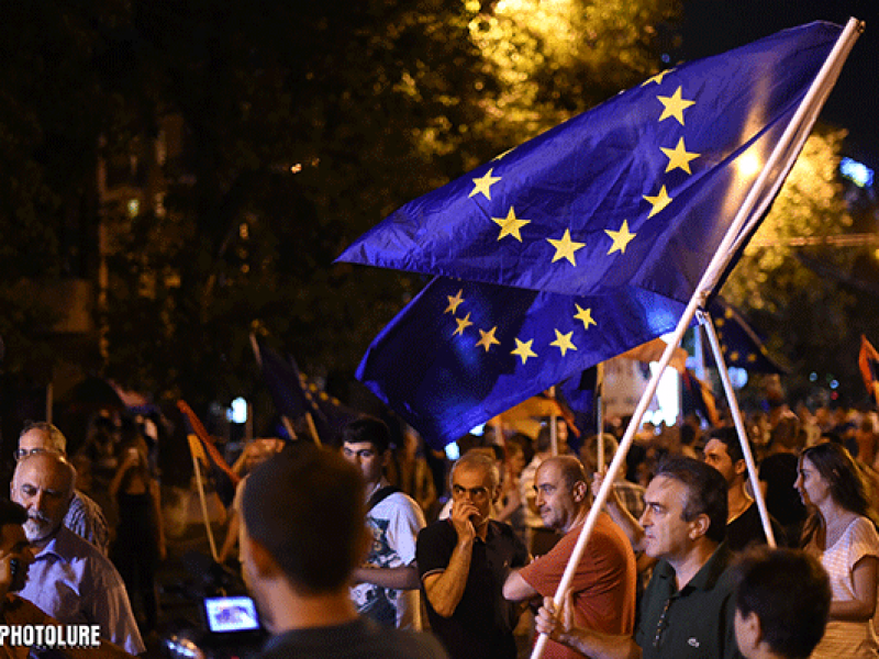 Протестующие в Ереване потребовали убрать флаг Европейского союза