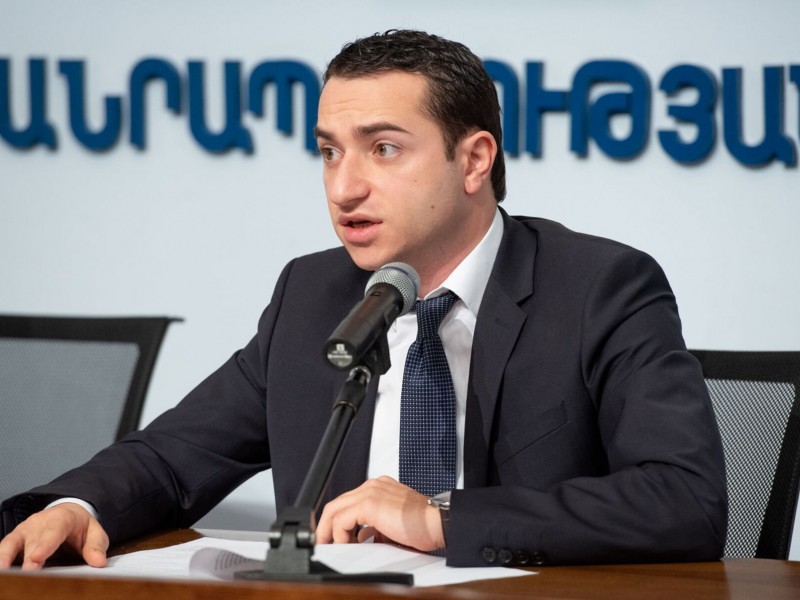 СМИ: В Ереване ограбили служебный автомобиль главы МВТП 