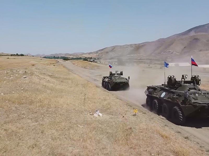 Российские миротворцы отработали тактику ведения современного боя на полигоне в Карабахе