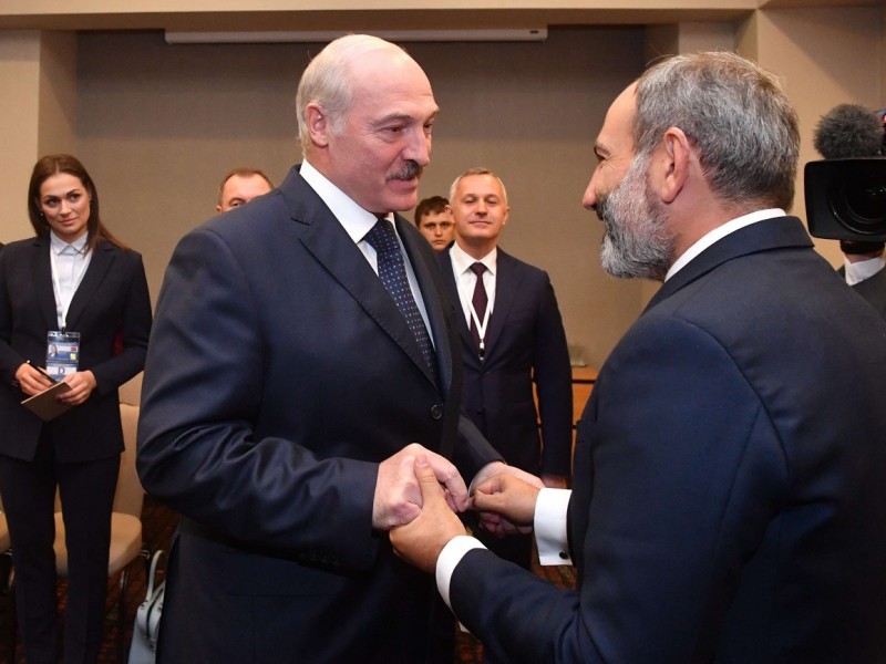 Лукашенко согласен с Пашиняном, что СНГ не площадка для разбирательств по Карабаху