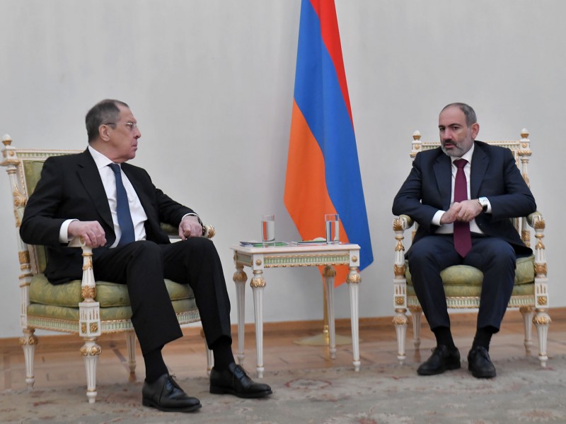 Лавров: Россия привержена необходимости решать вопрос беженцев в Нагорном Карабахе