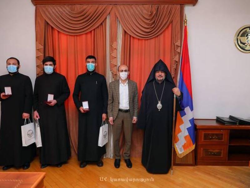 Госминистр Арцаха вручил священникам монастыря Дадиванк медали