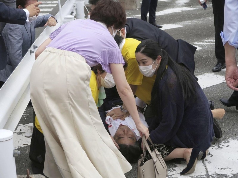 На экс-премьера Японии Синдзо Абэ совершено покушение, у него клиническая смерть