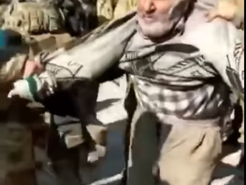 Под улюлюканье азербайджанских солдат: опубликовано видео с унижением пожилого армянина 