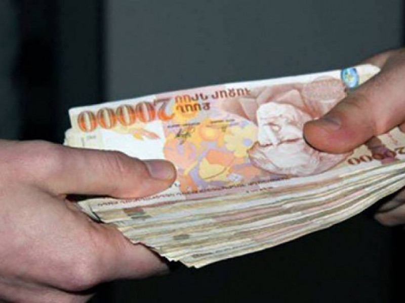 Бывшие высокопоставленные полицейские в Армении обвиняются в присвоении денег 
