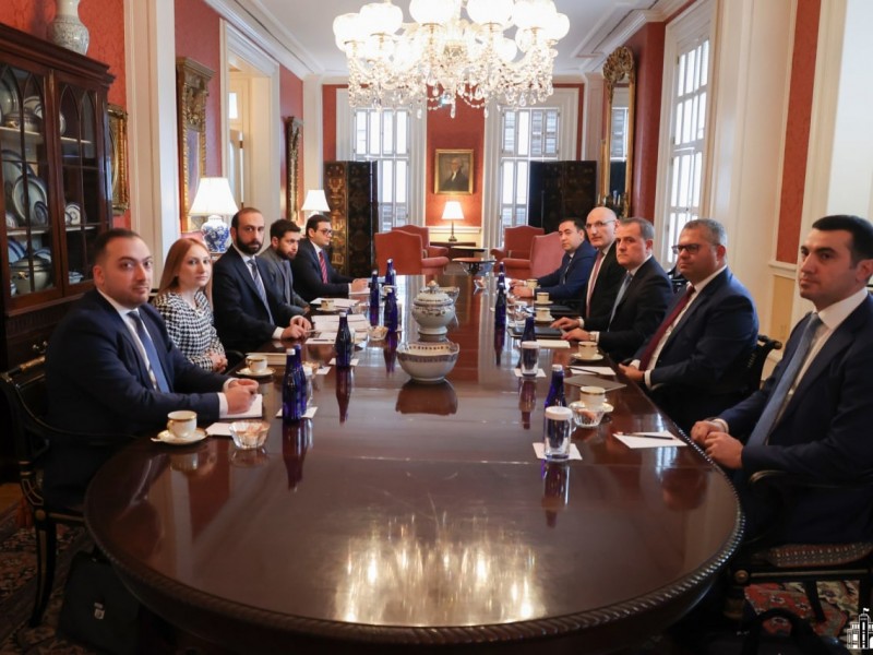 Мирзоян начал в Вашингтоне переговоры с главой МИД Азербайджана