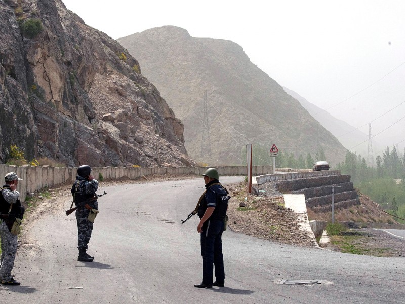 Киргизия и Таджикистан отвели дополнительные силы военных от границы