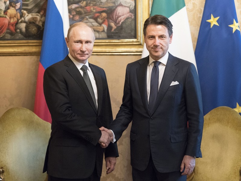 Премьер Италии назвал оскорбительными намеки на политическую подоплеку российской помощи