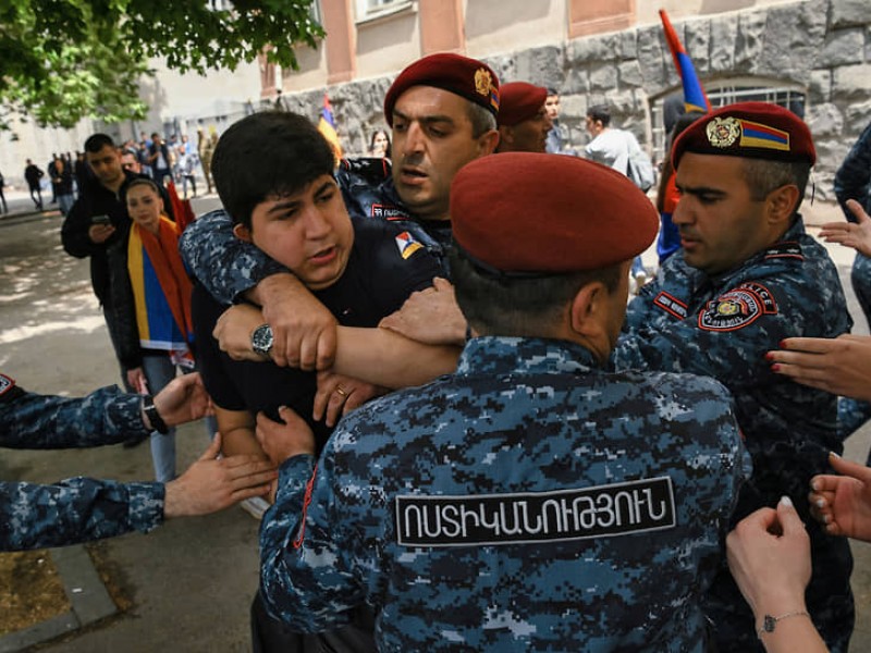 В Ереване утром задержано 26 участников протестов - Полиция