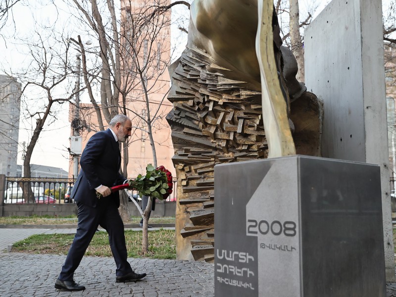 Никол Пашинян почтил память жертв 1 марта 2008 года