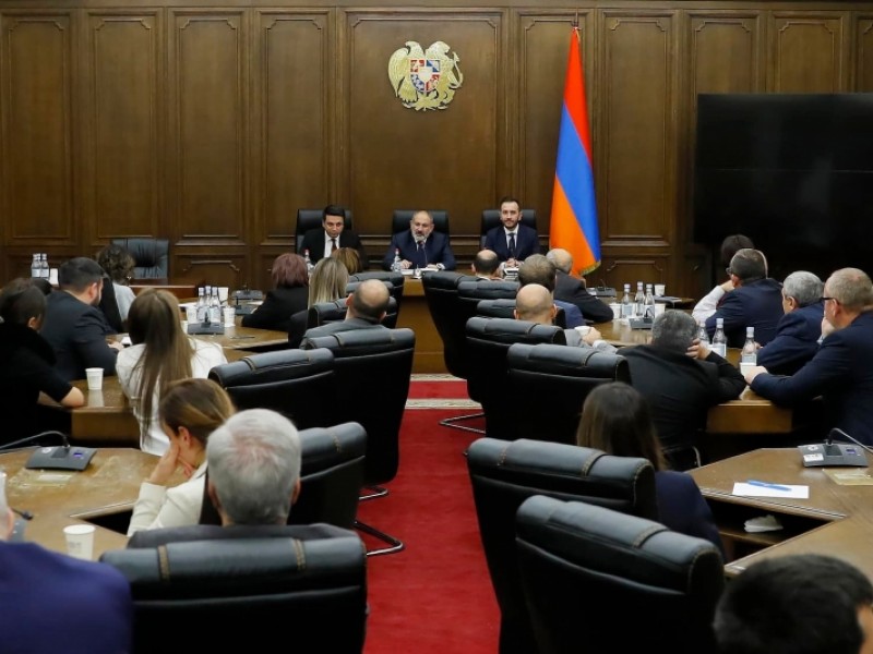 Пашинян провел очередную встречу с фракцией НС “Гражданский договор”