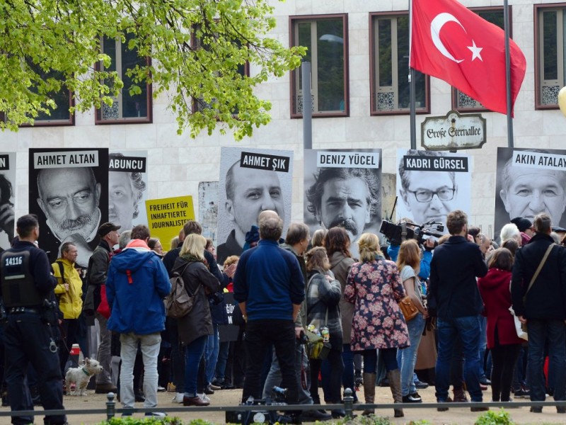 Верховный суд Турции освободил шесть оппозиционных журналистов газеты Cumhuriyet