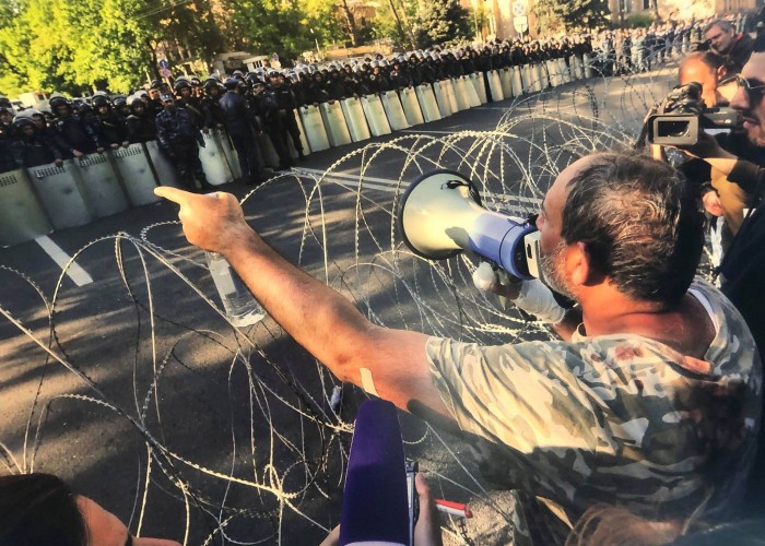 ԵԽԽՎ-ում բացվել է հայկական թավշյա հեղափոխության նկարների ցուցահանդեսը
