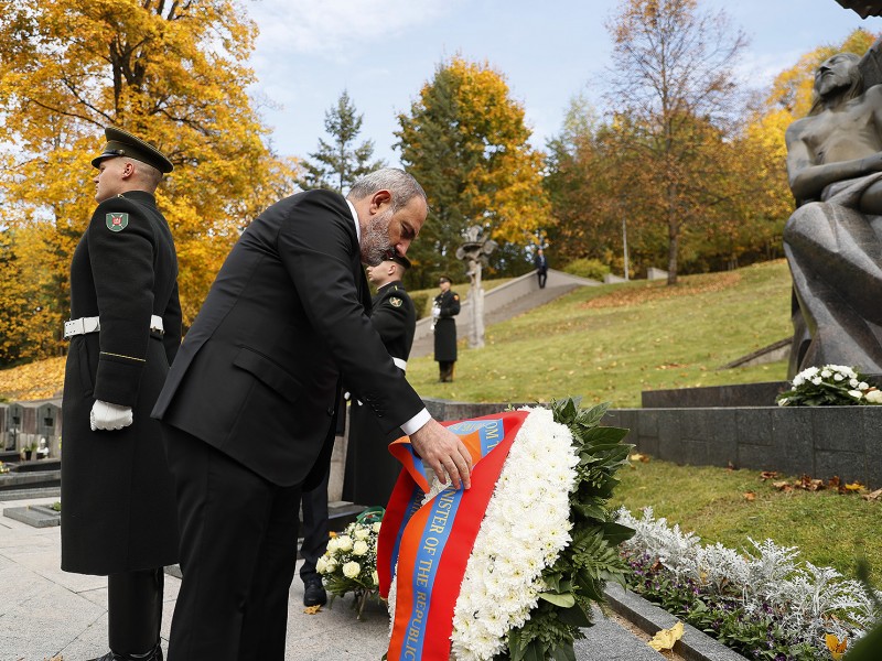 Премьер-министр Пашинян почтил память погибших за независимость Литвы