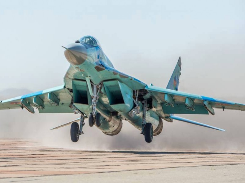 Самолет МиГ-29 ВВС Азербайджана упал в Каспийское море