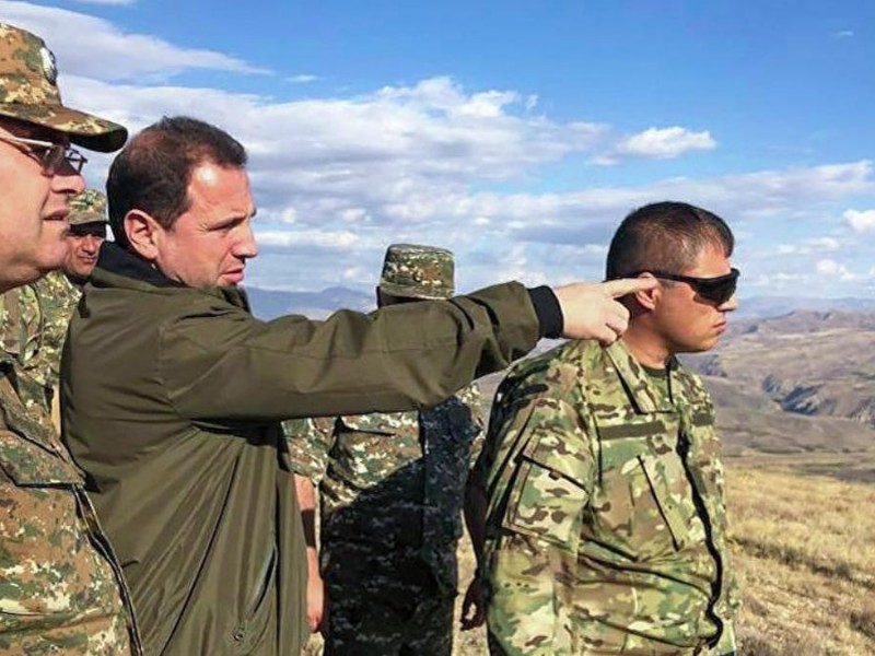 Силам народного ополчения будет роздано оружие - министр обороны Армении