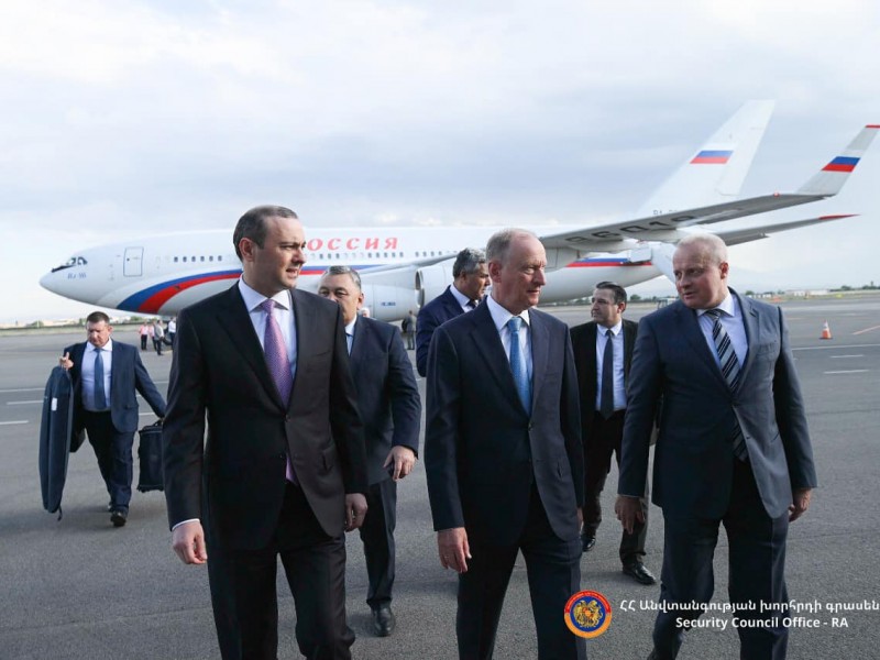 Секретари Советов Безопасности России, Киргизии и Таджикистана прибыли в Армению