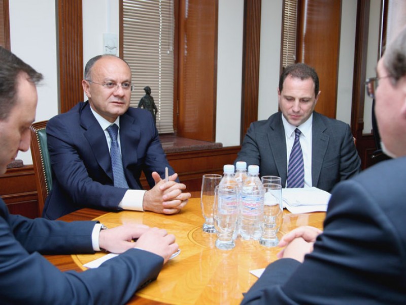 Министр обороны Армении обсудил с послом РФ ситуацию в регионе
