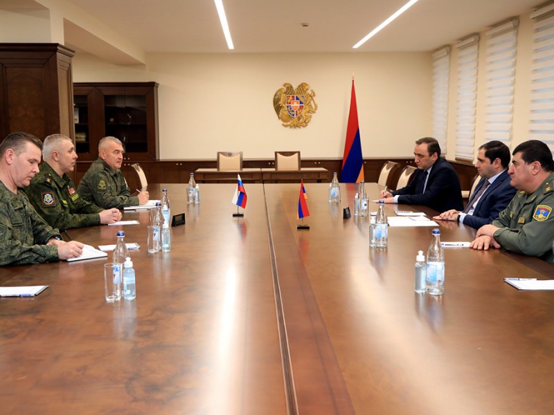 Министр обороны Армении принял новоназначенного командующего РМК в Арцахе