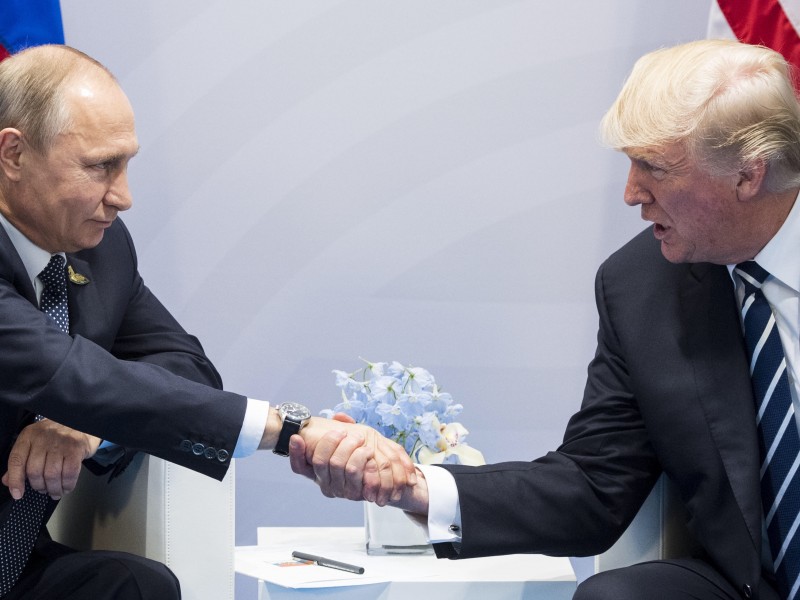 Politico: стали известны новые подробности переговоров Путина и Трампа