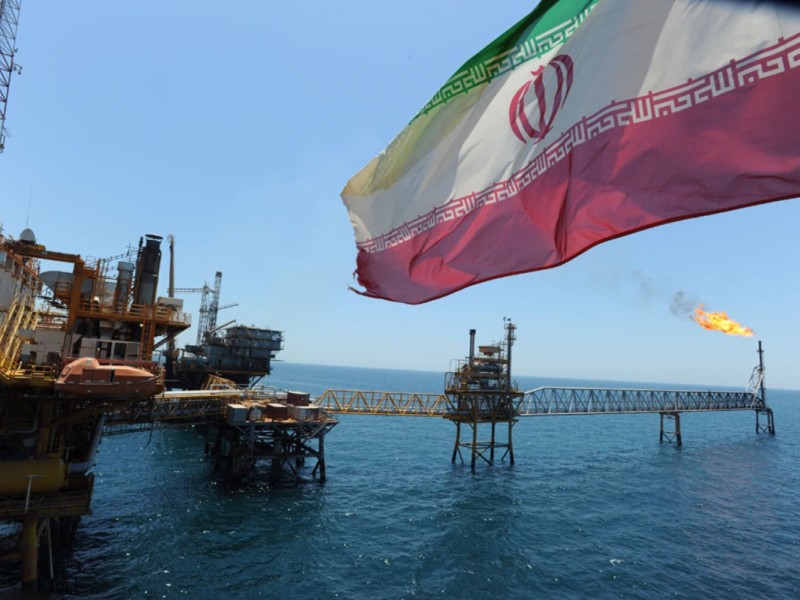 Иран попросит у Запада разрешить экспорт нефти не менее 700 тысяч баррелей в сутки - Reuters