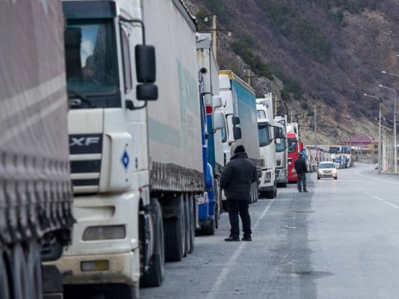 Ларс открыт: со стороны России скопилось около 300 грузовиков