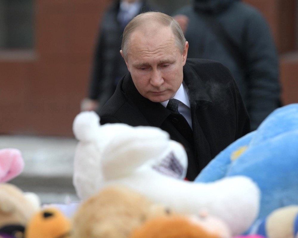 Приспустят государственные флаги: в России объявлен траур в связи с трагедией в Кемерово