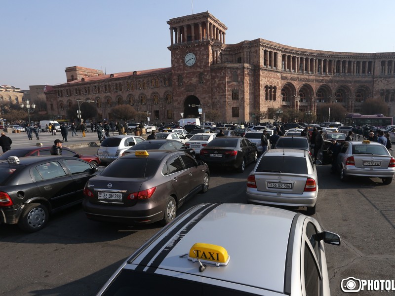 Нет балловой системе, налогам и online taxi: таксисты предъявили требования правительству