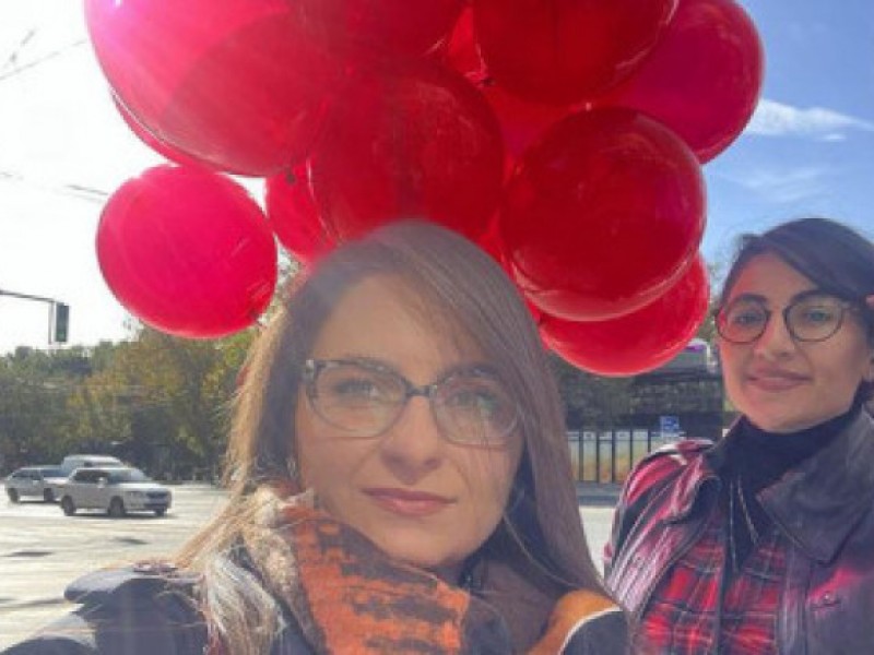 Опасность очень близка: оппозиционный депутат подарила президенту РА красный шарик (видео)