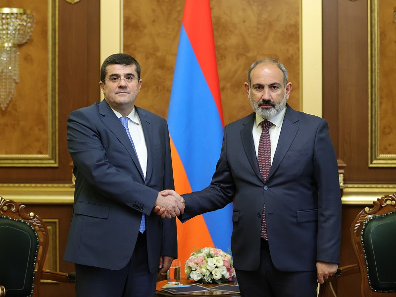 Пашинян и Арутюнян обсудили процесс преодоления последствий 44-дневной войны в Арцахе