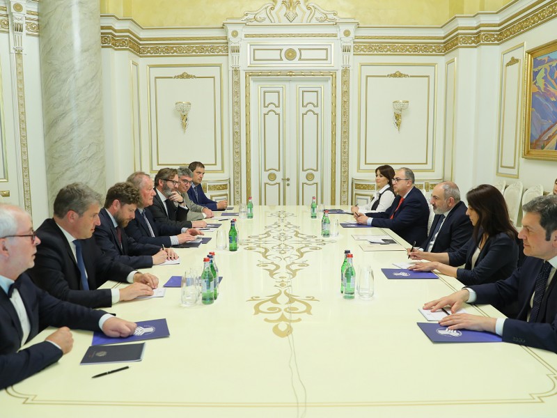 Пашинян принял делегацию группы дружбы Франция-Армения Сената Франции