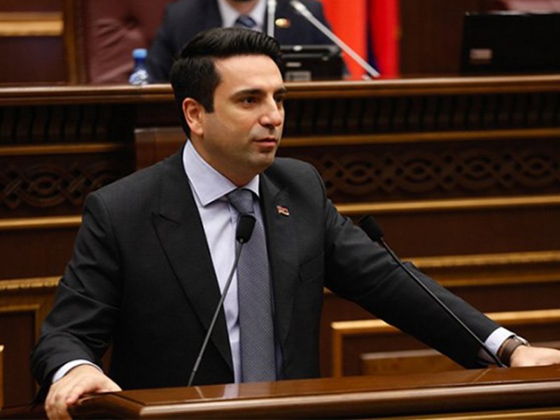 В парламенте Армении комплименты станут наказуемы: пацанские разборки продолжаются