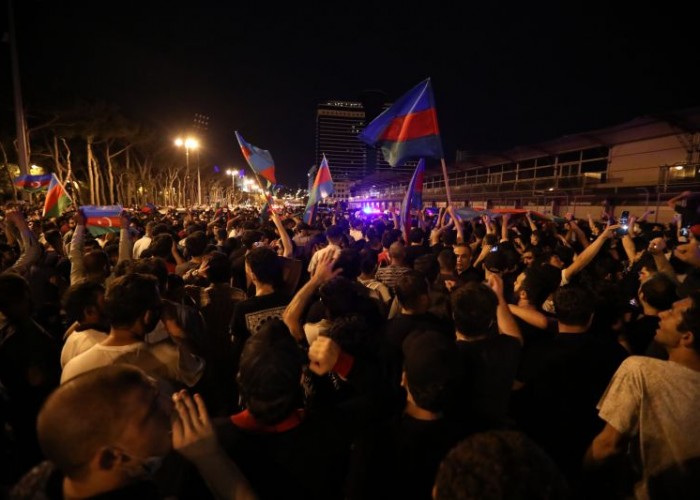 В Баку несанкционированный митинг-шествие в поддержку армии завершился задержаниями 