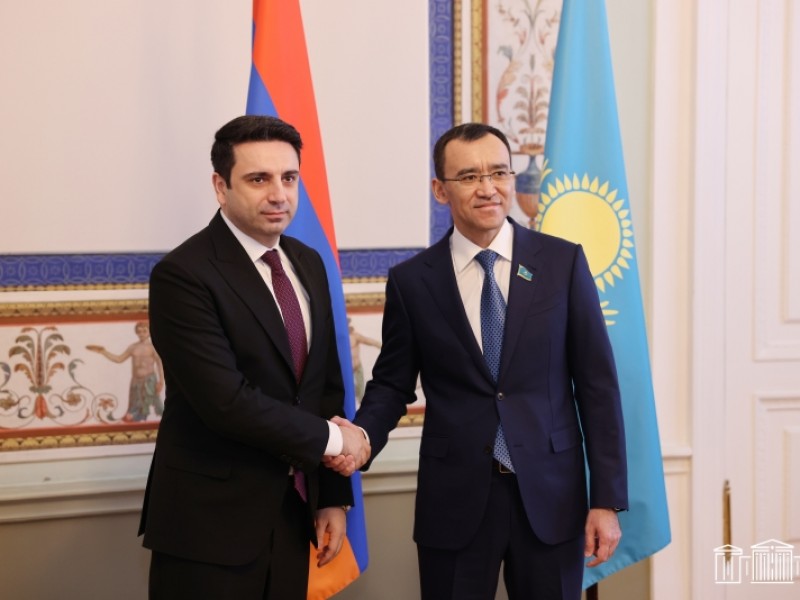 Ален Симонян встретился в Санкт-Петербурге с председателем Сената парламента Казахстана