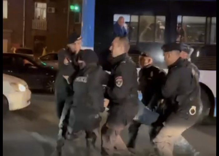 Полиция Армении начала жестко задерживать протестующих, перекрывающих улицы Еревана