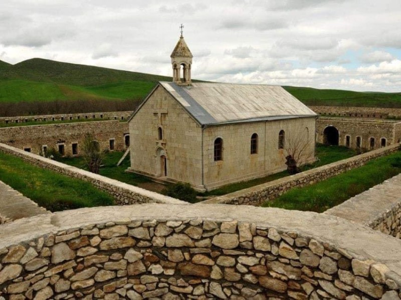 Азербайджанцы требуют снять флаг Арцаха с монастыря Амарас