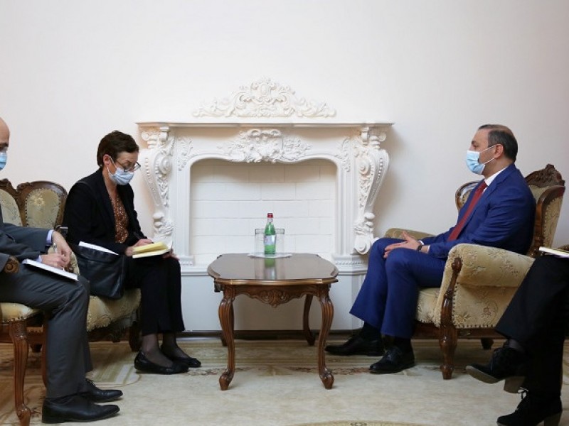 Секретарь Совбеза Армении и посол Франции обсудили ситуацию на границе