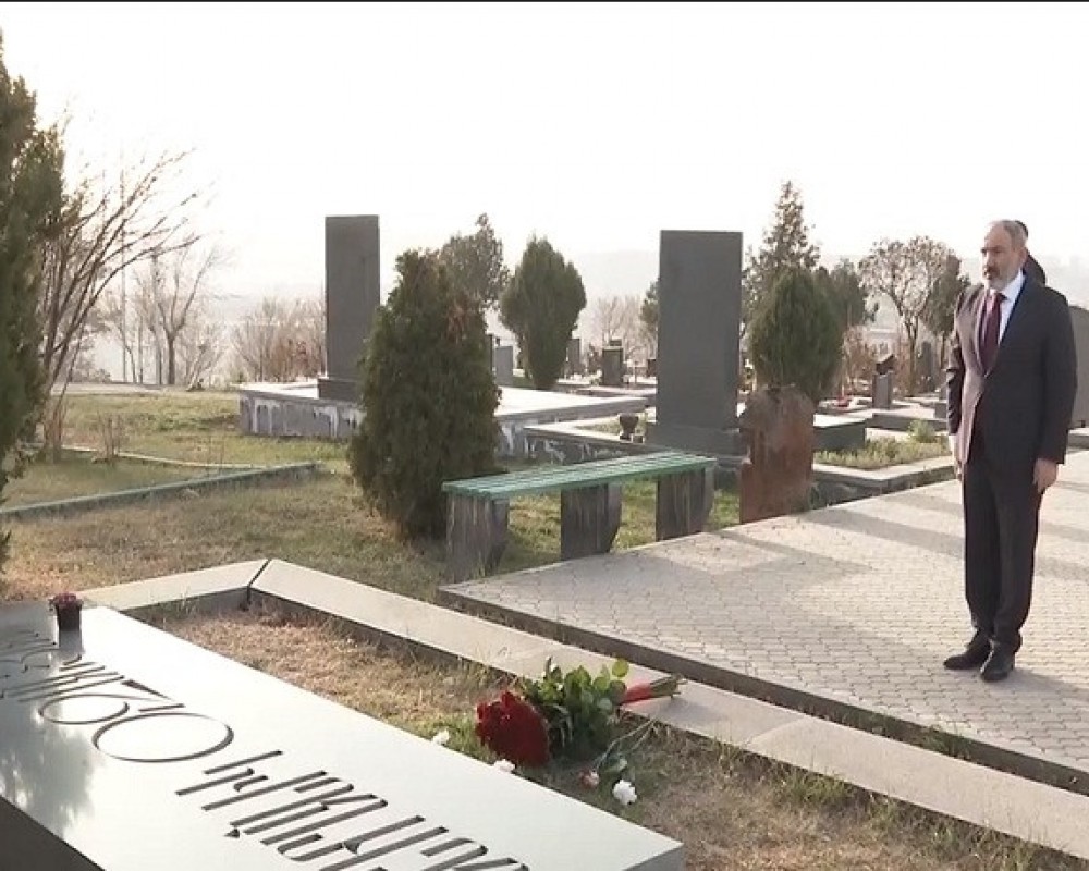 Премьер-министр Армении Никол Пашинян почтил память героев Апрельской войны 2016 года