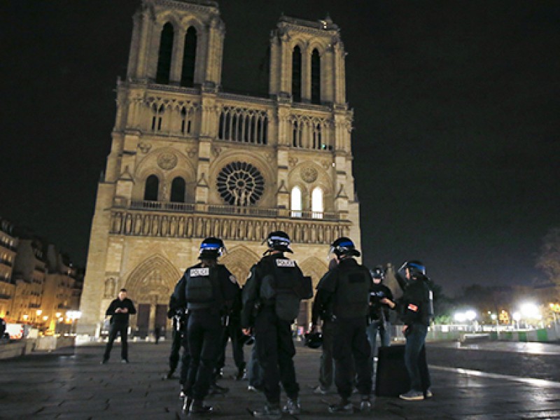Серия терактов в Париже: Во Франции объявило чрезвычайное положение