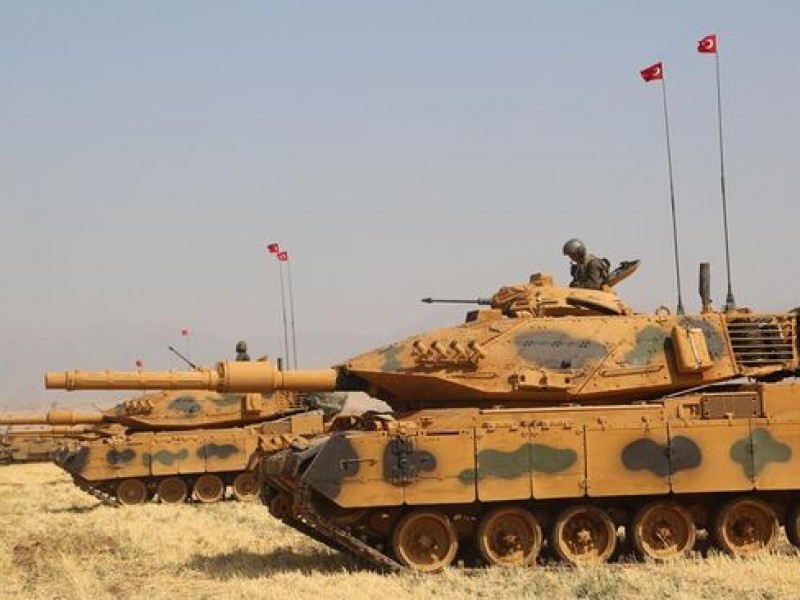 Турция перебрасывает танки и бронетранспортеры на границу с Сирией 