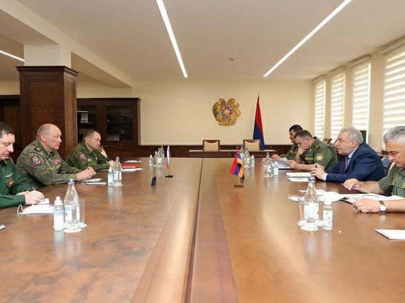 Вагаршак Арутюнян обсудил кризис в Сюнике с командующим войсками ЮВО ВС России