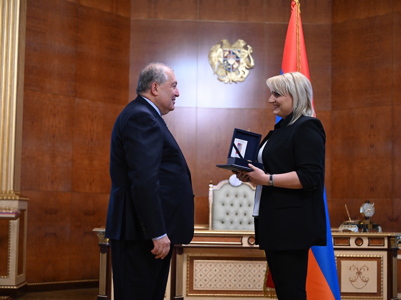 Армен Саркисян вручил государственную награду гроссмейстеру Элине Даниелян 