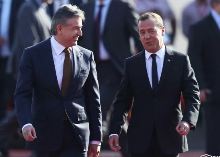 Карен Карапетян в последний раз поздравил Дмитрия Медведева с годовщиной Великой победы