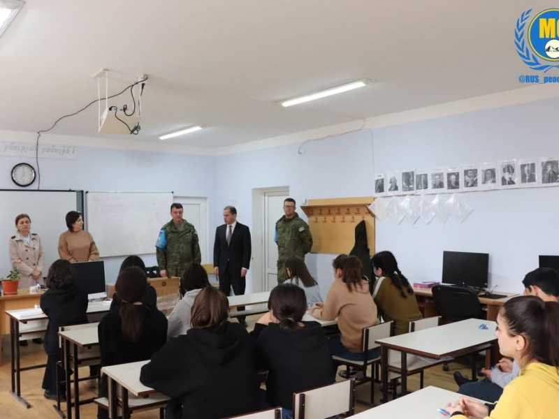 Российские миротворцы совместно с благотворителями провели гумакцию в школах Арцаха 