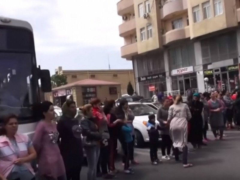 Алиеву плевать на нас: B Баку беженцы из Карабаха перекрыли автомобильное движение (видео)