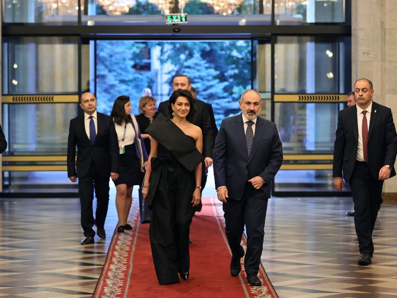 Пашинян вместе с супругой посетил концерт в рамках саммита Европейского политсообщества